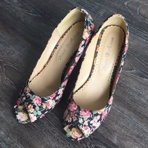 Floral print open toe pumps
